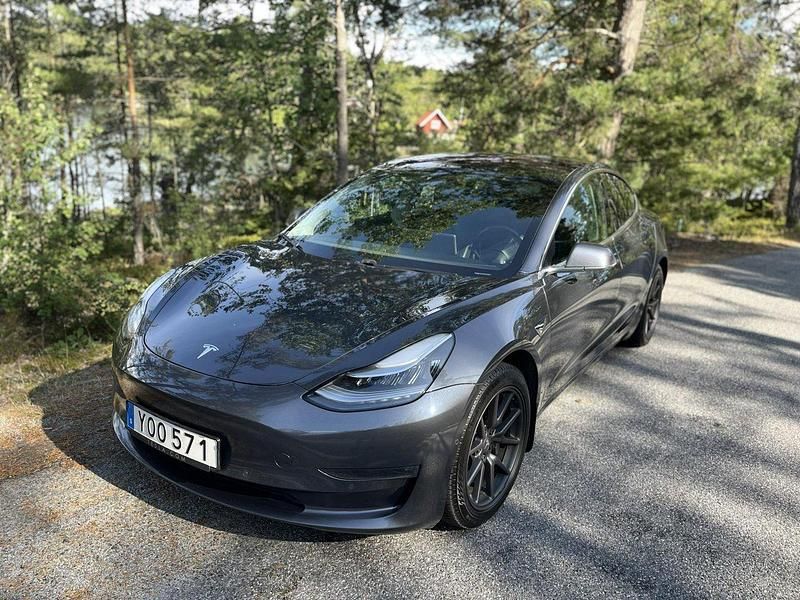 Grå Begagnad 2019 Tesla Model 3 Long Range AWD Sedan | 235 000 kr (Lite dyr) - Bild 1/4