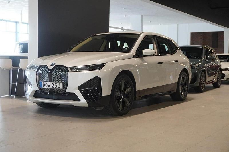Vit Begagnad 2022 BMW iX Comfort Edition SUV | 519 900 kr (Marknadspris) - Bild 1/4