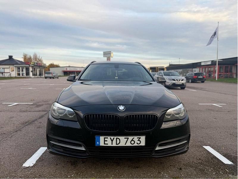 Svart Begagnad 2015 BMW 520 Kombi | 139 900 kr (Marknadspris) - Bild 1/4