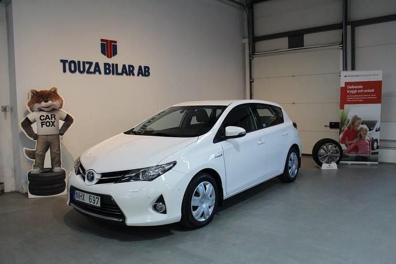 Vit Begagnad 2013 Toyota Auris Hybrid Executive Sedan | 132 000 kr (Bra pris) - Bild 1/4