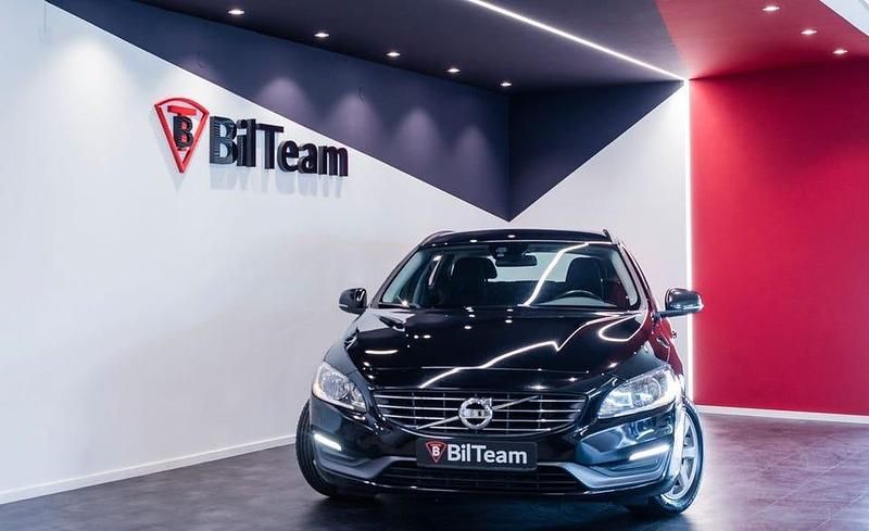 Svart Begagnad 2013 Volvo V60 Kinetic Kombi | 129 900 kr (Marknadspris) - Bild 1/4