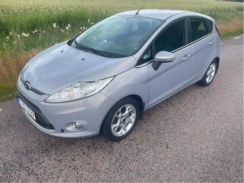 Grå Begagnad 2012 Ford Fiesta Titanium Halvkombi | 65 000 kr (Marknadspris) - Bild 1/4