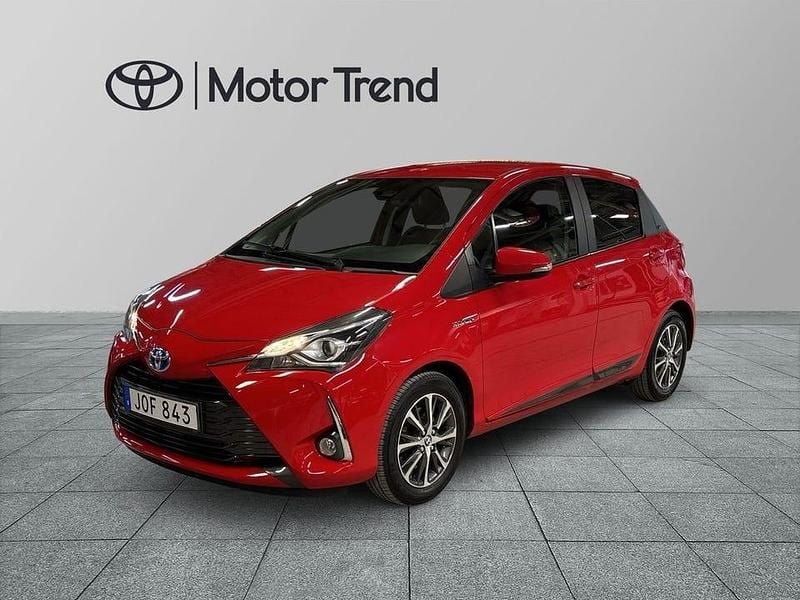 Begagnad Toyota Yaris Hybrid Edition 102 HK (75 kW) 2019 Röd