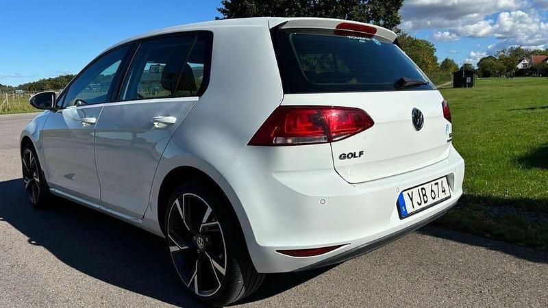Begagnad VW Golf VII 110 HK (80 kW) 2017 Vit Halvkombi