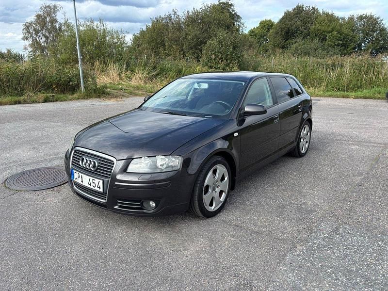 Grå Begagnad 2006 Audi A3 Sportback Comfort Halvkombi | 39 900 kr (Marknadspris) - Bild 1/4