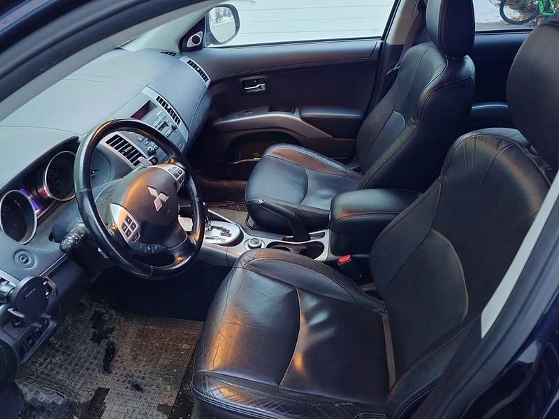 Begagnad Mitsubishi Outlander 170 HK (125 kW) 2010 Marinblå metallic SUV