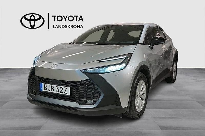 Silver Begagnad 2025 Toyota C-HR Active SUV | 379 900 kr (Bra pris) - Bild 1/4