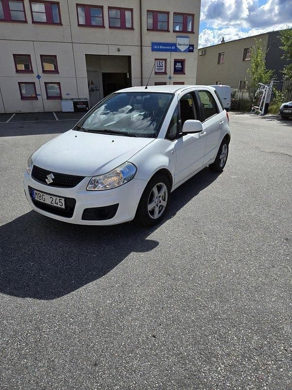 Vit Begagnad 2012 Suzuki SX4 Halvkombi | 39 900 kr (Marknadspris) - Bild 1/1