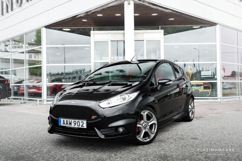 Svart Begagnad 2014 Ford Fiesta ST Halvkombi | 149 000 kr (Dyr) - Bild 1/4