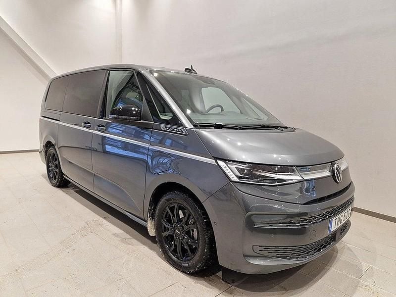 Grå Begagnad 2025 VW Multivan Van | 799 000 kr - Bild 1/4