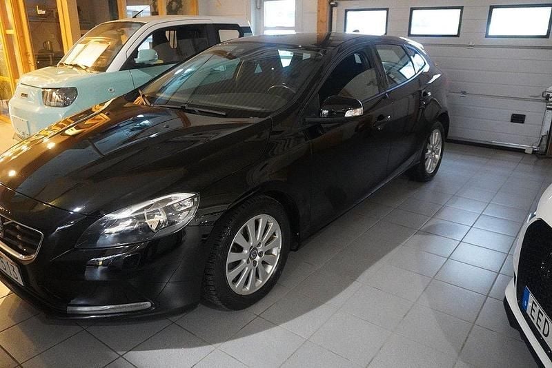 Begagnad Volvo V40 Kinetic 120 HK (88 kW) 2015 Svart Halvkombi