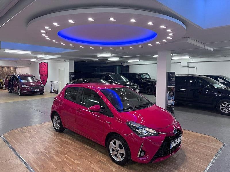 Röd Begagnad 2019 Toyota Yaris Hybrid Active Halvkombi | 129 900 kr (Superpris) - Bild 1/4