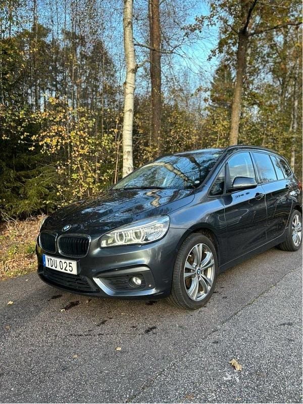 Grå Begagnad 2016 BMW 218 Gran Tourer Advantage Minibuss | 115 000 kr (Marknadspris) - Bild 1/4