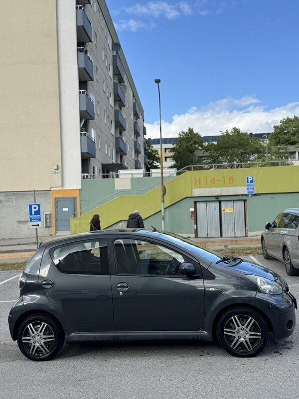 Grå Begagnad 2010 Toyota Aygo Halvkombi | 49 999 kr (Marknadspris) - Bild 1/4