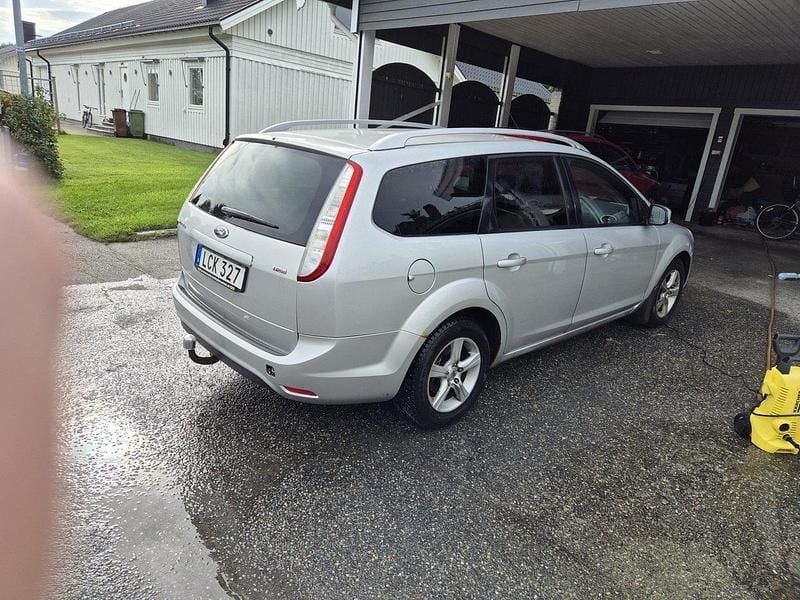 Grå Begagnad 2011 Ford Focus Titanium Kombi | 38 000 kr (Superpris) - Bild 1/4