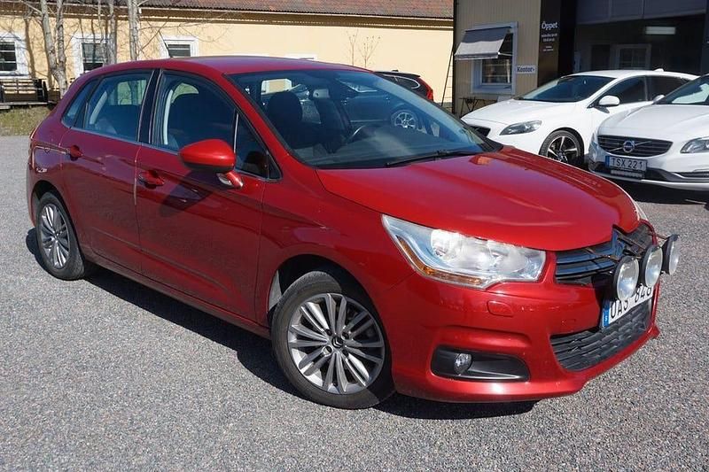 Röd Begagnad 2013 Citroën C4 Halvkombi | 79 900 kr (Lite dyr) - Bild 1/4