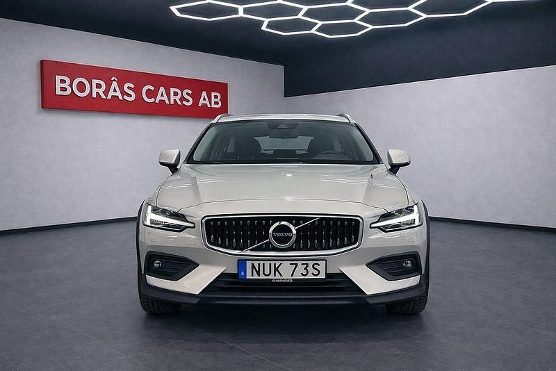 Begagnad Volvo V60 CC Momentum 190 HK (139 kW) 2019 Vit Kombi
