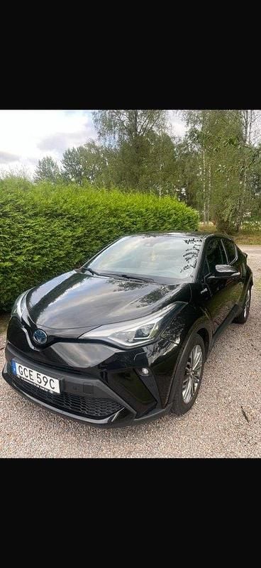 Svart Begagnad 2022 Toyota C-HR Executive SUV | 252 000 kr (Marknadspris) - Bild 1/4