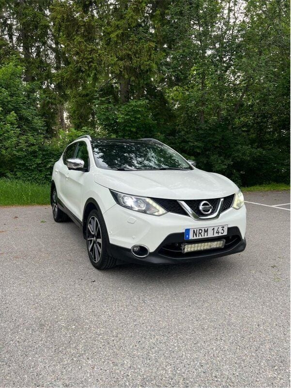 Vit Begagnad 2014 Nissan Qashqai SUV | 105 000 kr (Lite dyr) - Bild 1/4