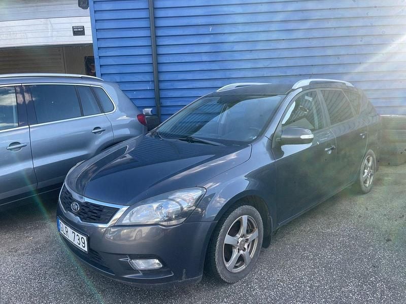 Grå Begagnad 2010 Kia Ceed Sportswagon Kombi | 27 900 kr (Marknadspris) - Bild 1/4