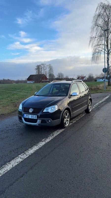 Svart Begagnad 2009 VW Polo Cross Halvkombi | 59 900 kr - Bild 1/4