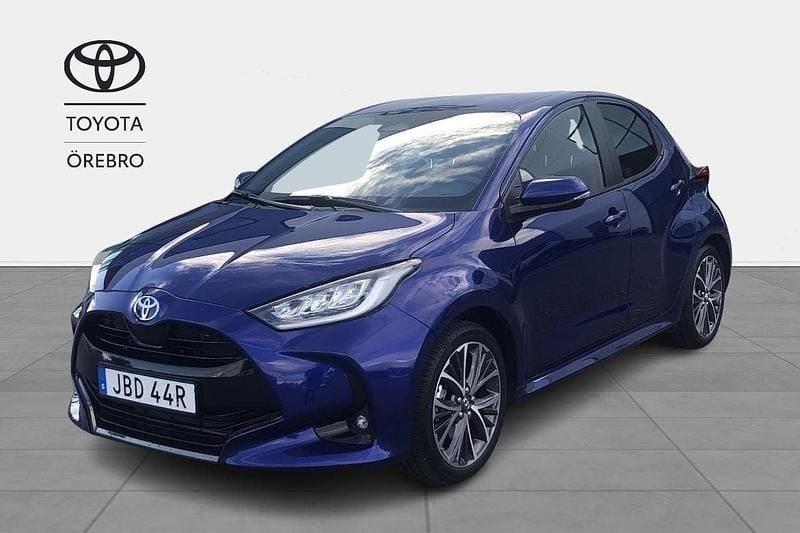 Mörkblå (blå) Begagnad 2024 Toyota Yaris Hybrid Style Halvkombi | 287 900 kr (Marknadspris) - Bild 1/4