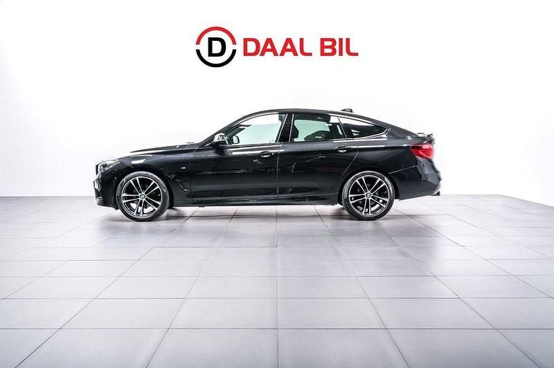 Svart Begagnad 2020 BMW 320 Gran Turismo M Sport Halvkombi | 264 700 kr (Marknadspris) - Bild 1/4