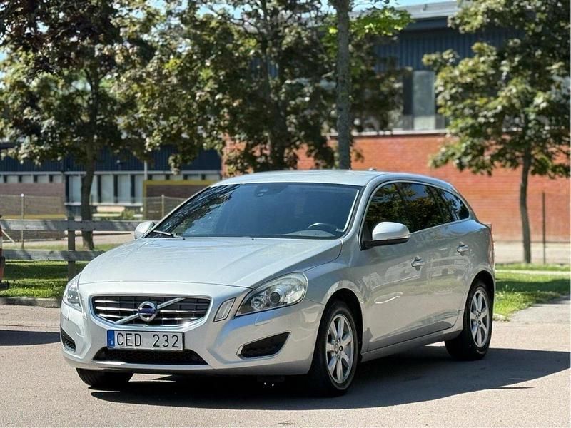 Grå Begagnad 2013 Volvo V60 Momentum Kombi | 82 000 kr (Superpris) - Bild 1/4