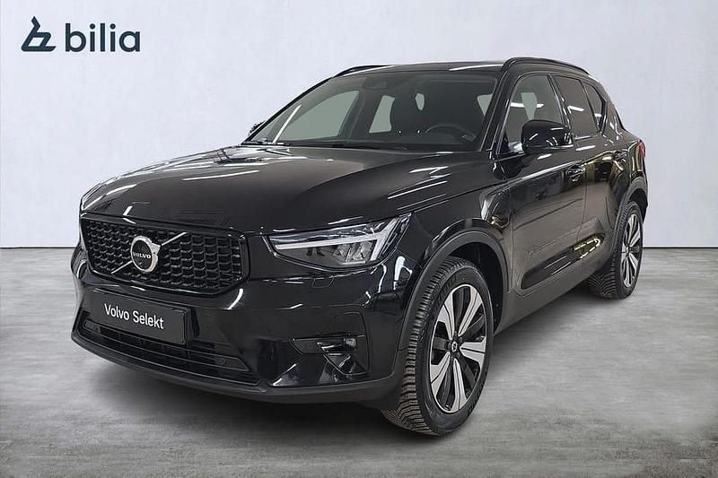 Svart Begagnad 2023 Volvo XC40 Plus SUV | 379 000 kr (Marknadspris) - Bild 1/3