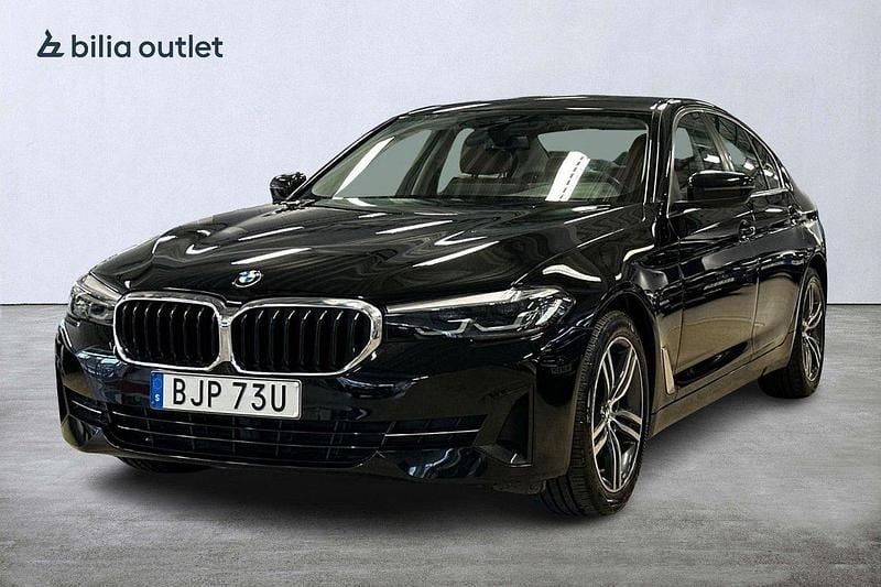 Svart Begagnad 2021 BMW 520 Sedan | 409 900 kr (Marknadspris) - Bild 1/3