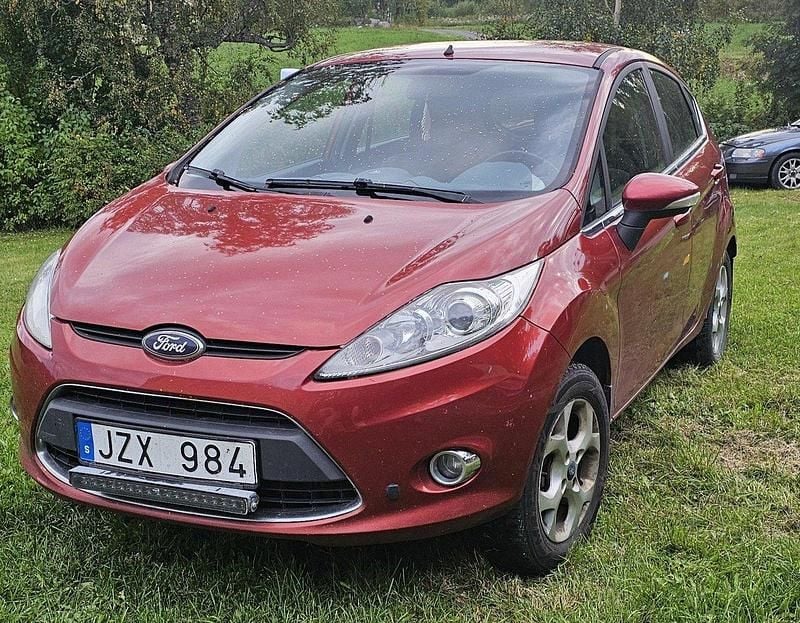 Orange Begagnad 2010 Ford Fiesta Titanium Halvkombi | 30 000 kr (Marknadspris) - Bild 1/4