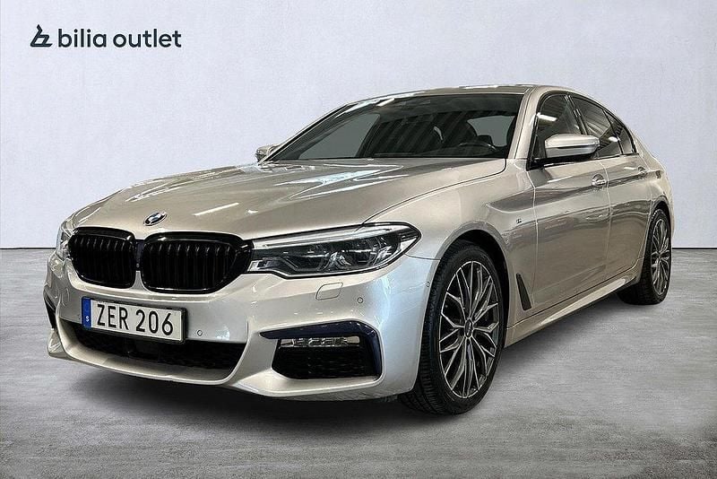 Ljusgrå Begagnad 2018 BMW 530 M Sport Sedan | 339 900 kr (Bra pris) - Bild 1/4