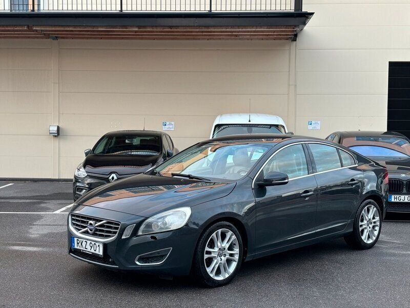 Mörkgrå Begagnad 2011 Volvo S60 Summum Sedan | 79 400 kr - Bild 1/4