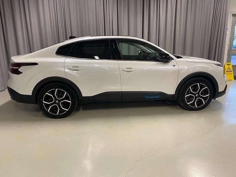 Begagnad Citroën e-C4 Exclusive 100 kW (136 HK) 2023 Vit Sedan