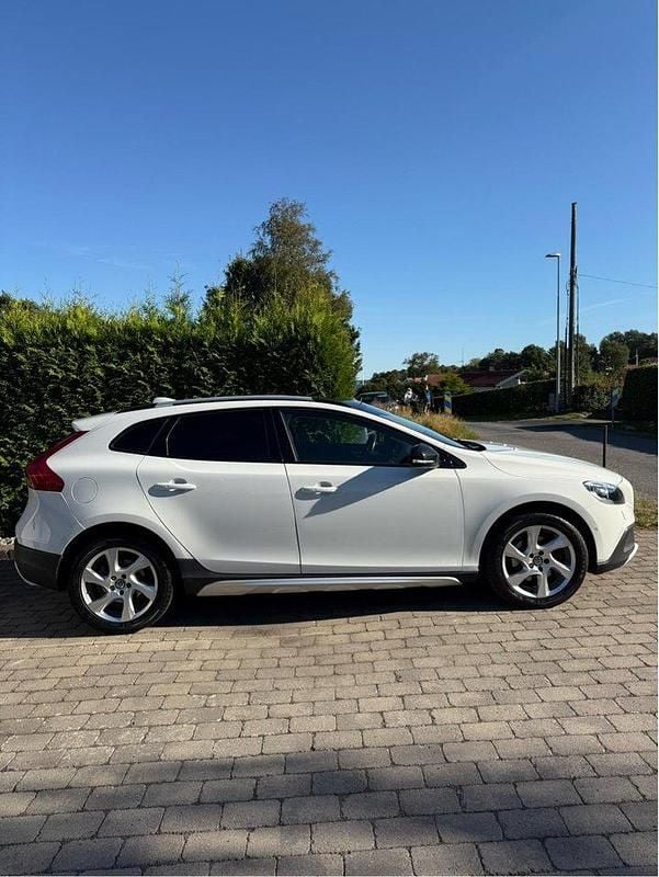 Vit Begagnad 2015 Volvo V40 CC Momentum Kombi | 149 000 kr (Marknadspris) - Bild 1/4