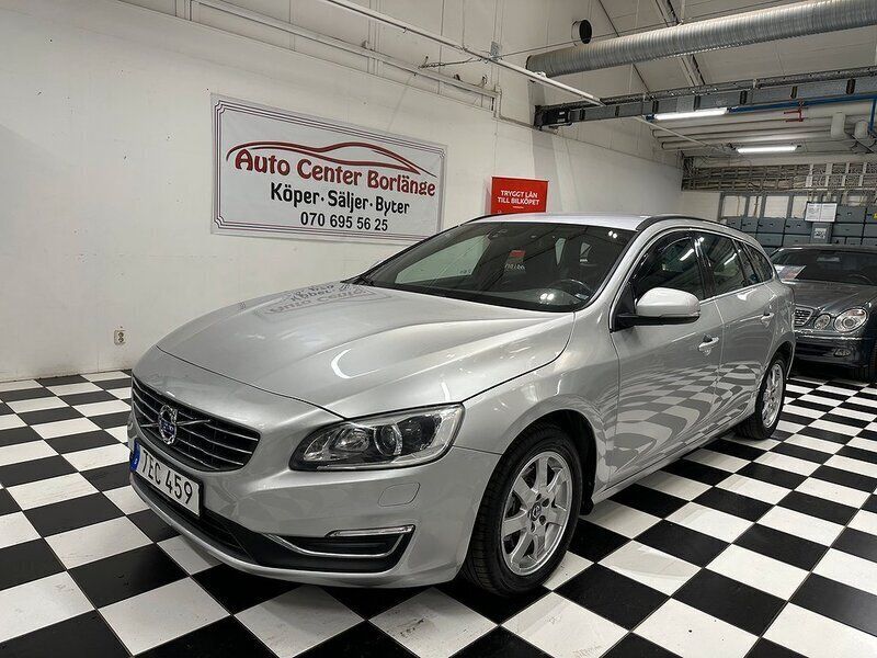 Silver Begagnad 2015 Volvo V60 Momentum Kombi | 99 000 kr (Bra pris) - Bild 1/4