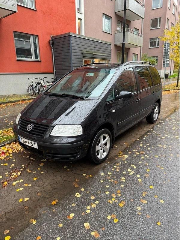 Svart Begagnad 2003 VW Sharan Comfortline Minibuss | 25 000 kr - Bild 1/4