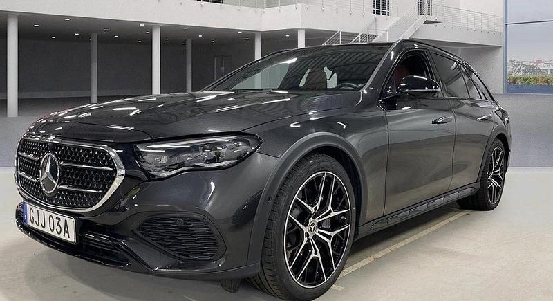 Grå Begagnad 2024 Mercedes E300 Kombi | 748 000 kr (Marknadspris) - Bild 1/4