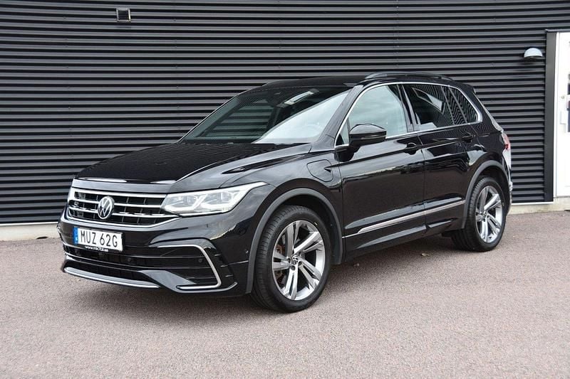 Svart Begagnad 2021 VW Tiguan R-line SUV | 319 900 kr (Marknadspris) - Bild 1/4
