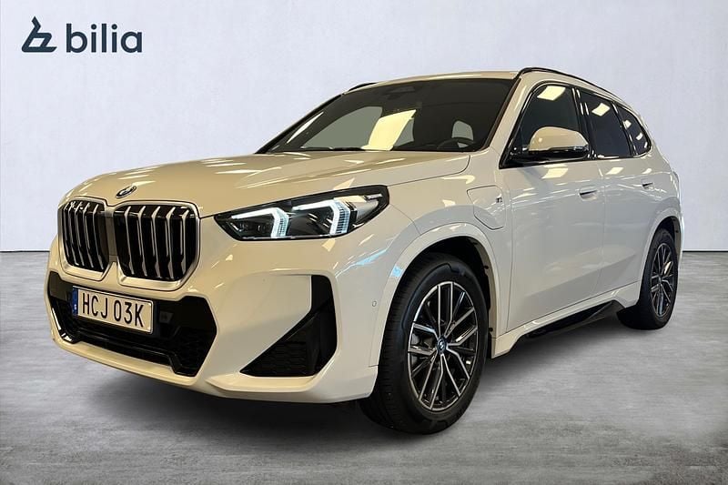 Vit Begagnad 2024 BMW X1 M Sport SUV | 529 000 kr (Marknadspris) - Bild 1/4