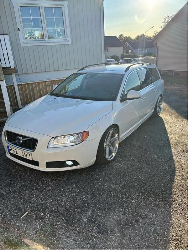 Vit Begagnad 2013 Volvo V70 Momentum Kombi | 95 000 kr (Marknadspris) - Bild 1/4