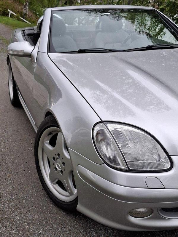 Silver Begagnad 2001 Mercedes SLK200 Cab | 88 000 kr (Marknadspris) - Bild 1/4