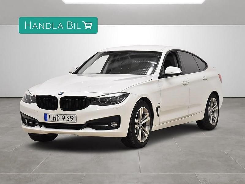Vit Begagnad 2017 BMW 320 Gran Turismo Sport Line Halvkombi | 199 900 kr (Marknadspris) - Bild 1/4
