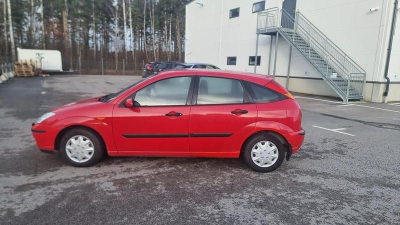 Röd Begagnad 2002 Ford Focus Halvkombi | 13 800 kr (Marknadspris) - Bild 1/4