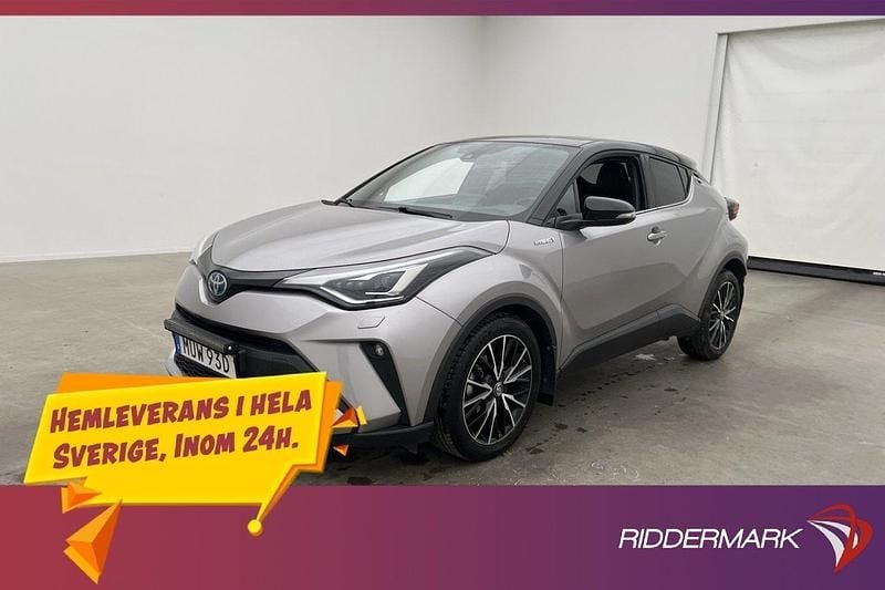 Mörkgrå (mgrå) Begagnad 2020 Toyota C-HR+ Executive SUV | 254 800 kr (Marknadspris) - Bild 1/3