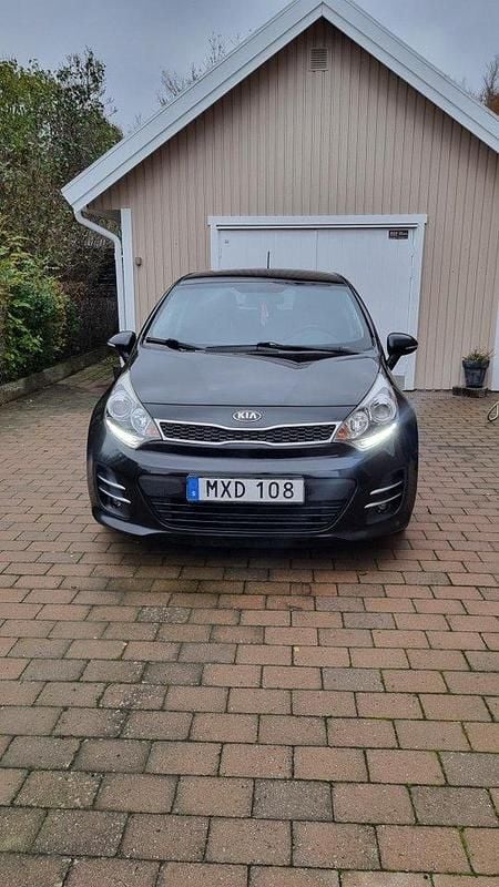 Svart Begagnad 2016 Kia Rio Halvkombi | 82 500 kr (Marknadspris) - Bild 1/4