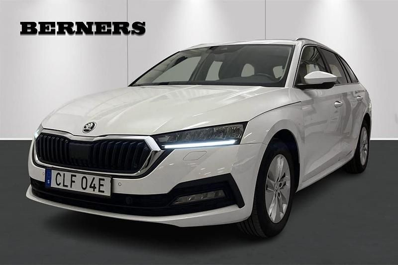 Vit Begagnad 2021 Skoda Octavia Ambition Kombi | 229 900 kr (Marknadspris) - Bild 1/4