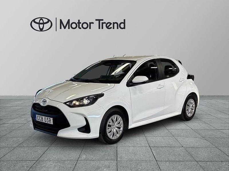Vit Begagnad 2024 Toyota Yaris Hybrid Active | 214 900 kr (Bra pris) - Bild 1/3