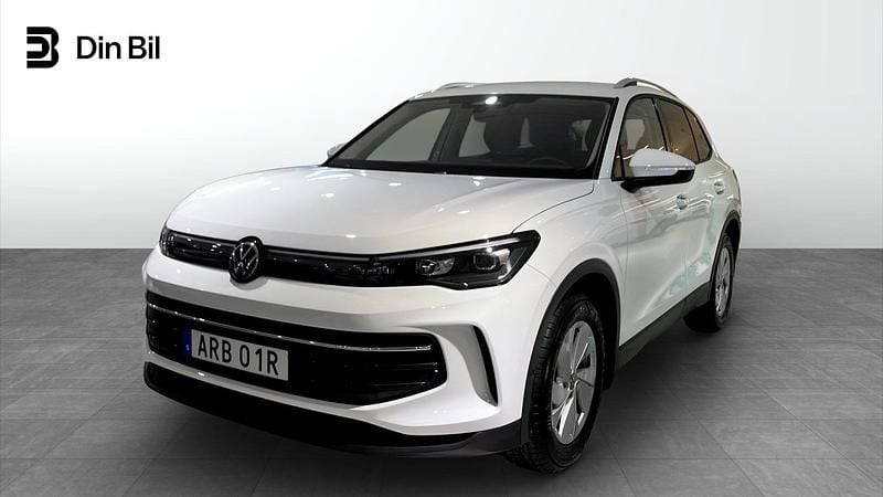 Vit Begagnad 2024 VW Tiguan Life SUV | 369 900 kr (Marknadspris) - Bild 1/4
