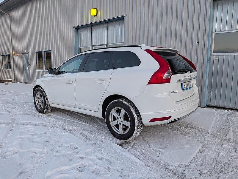 Begagnad Volvo XC60 Momentum 150 HK (110 kW) 2017 Vit SUV